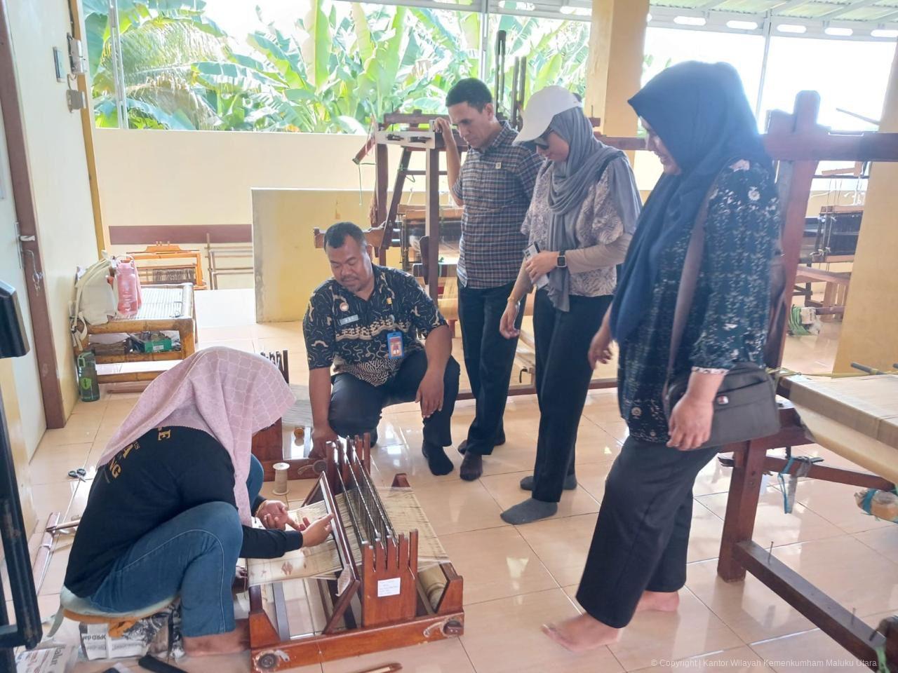 Kemenkumham Malut Kunjungi Gerai Puta Dino Kayangan, Tenun Tidore Go Internasional